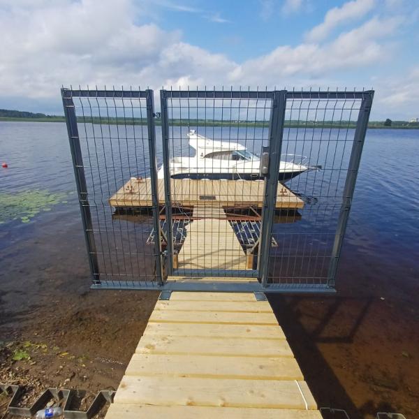 Laivu piestātnes drošības vārti